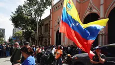 Una manifestazione pro Maduro fuori dal Palazzo Mireflores - Foto Ansa © www.giornaledibrescia.it