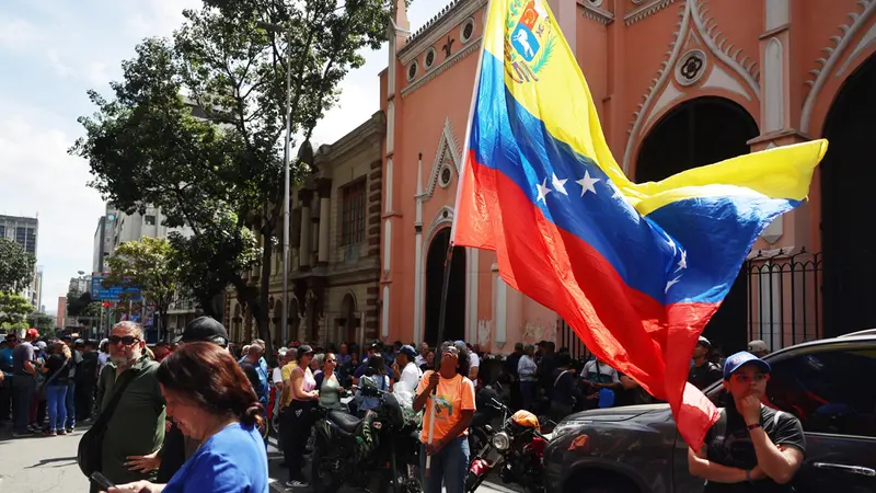 Una manifestazione pro Maduro fuori dal Palazzo Mireflores - Foto Ansa © www.giornaledibrescia.it