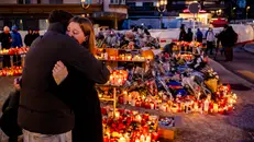 Un omaggio alle vittime della tragedia di Crans-Montana - Foto Ansa © www.giornaledibrescia.it