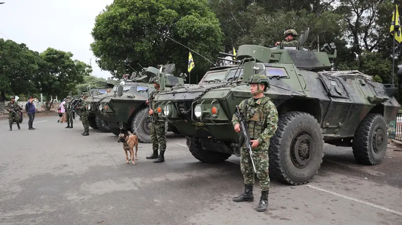 L'esercito colombiano di guardia sul ponte Simon Bolivar - Foto Ansa © www.giornaledibrescia.it