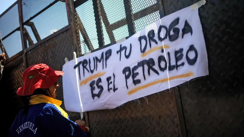 Una donna protesta: "Trump, la tua droga è il petrolio" - Foto Ansa/Tomas Cuesta/Afp © www.giornaledibrescia.it