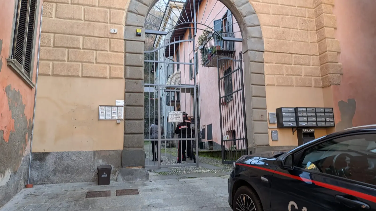 La strada a Capriolo dove la donna è stata accoltellata