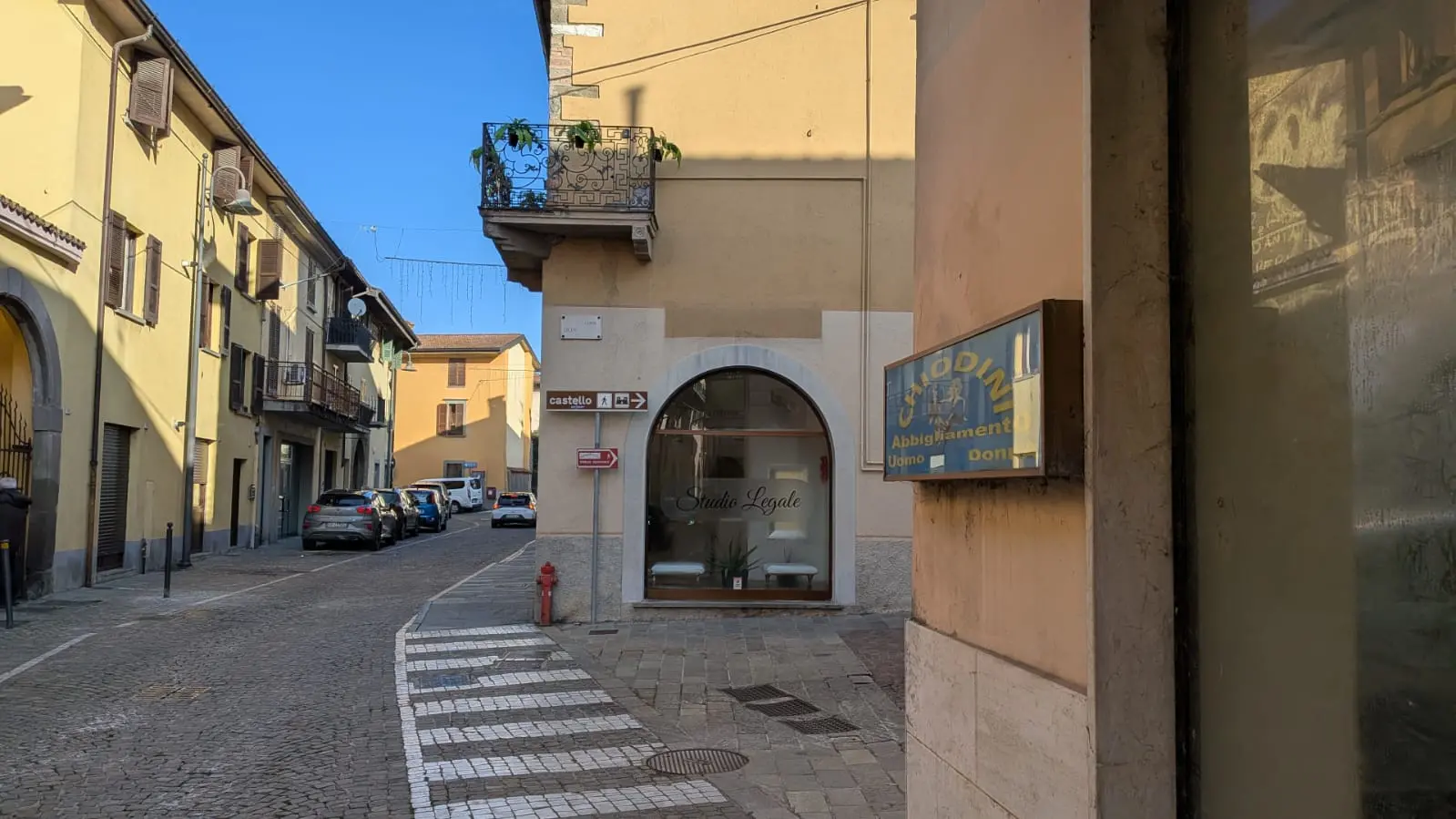 La strada a Capriolo dove la donna è stata accoltellata