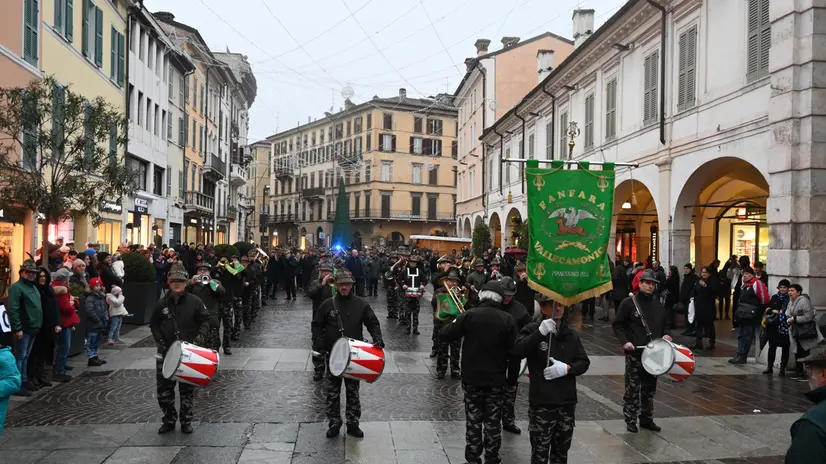 La sfilata degli alpini lo scorso anno in centro città