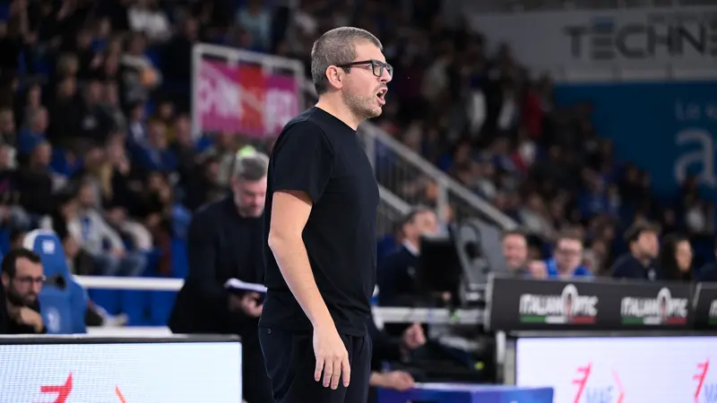 L'allenatore della Germani Matteo Cotelli - Foto New Reporter Checchi © www.giornaledibrescia.it