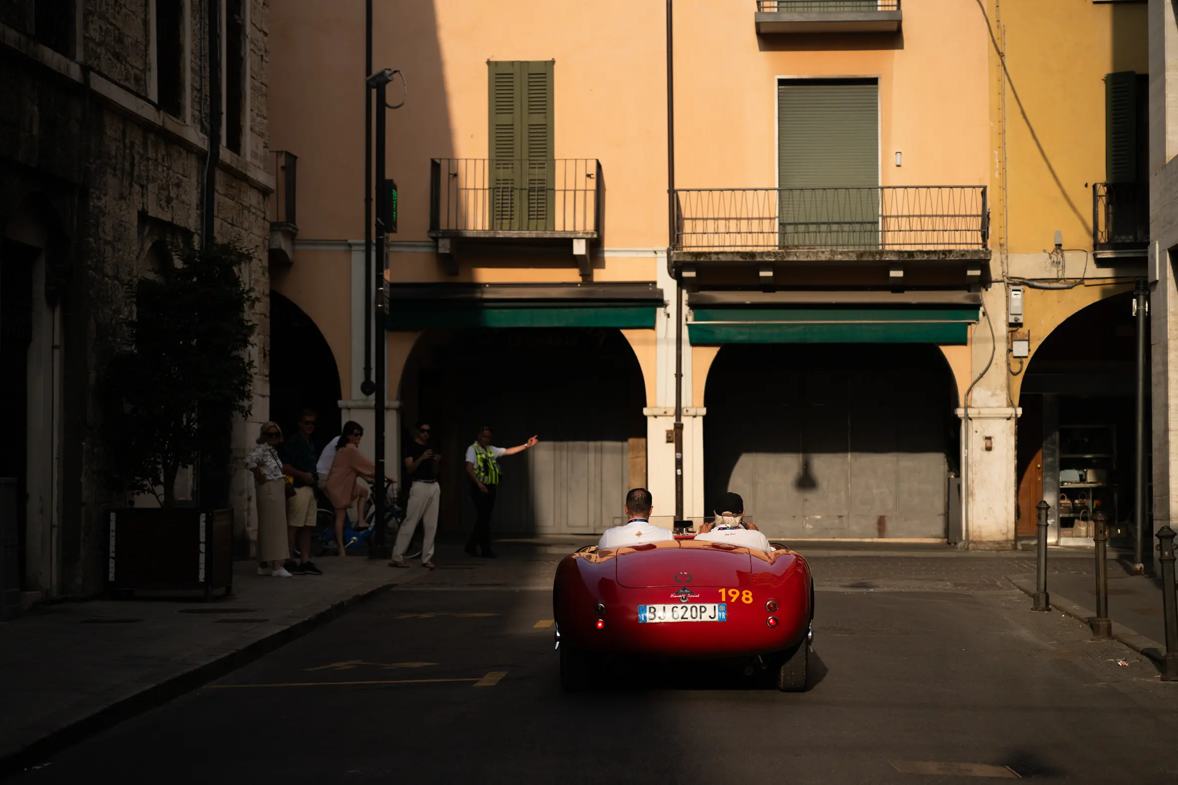 La Mille Miglia fotografata in stile Wes Anderson