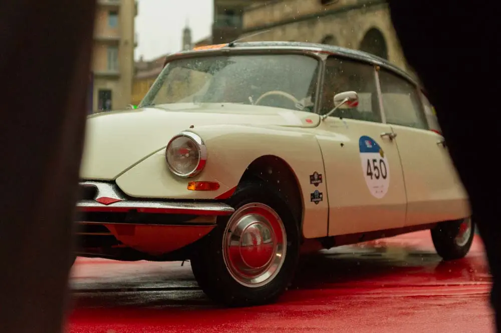La Mille Miglia fotografata in stile Wes Anderson