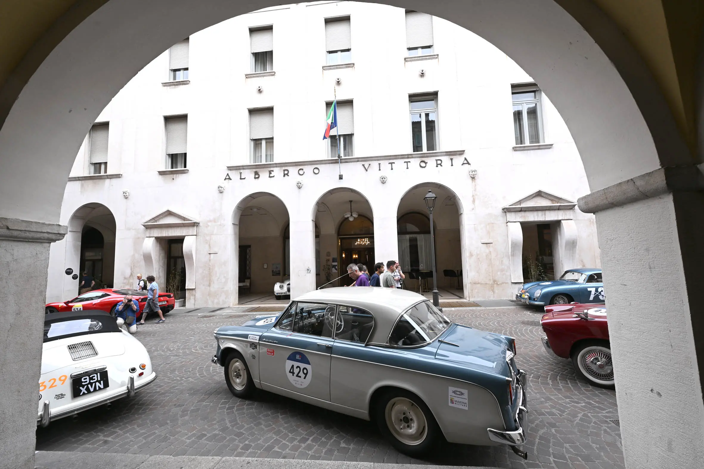 La Mille Miglia fotografata in stile Wes Anderson