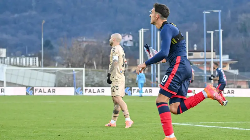 L'esultanza di Caccavo dopo il gol - Foto New Reporter Pasotti © www.giornaledibrescia.it