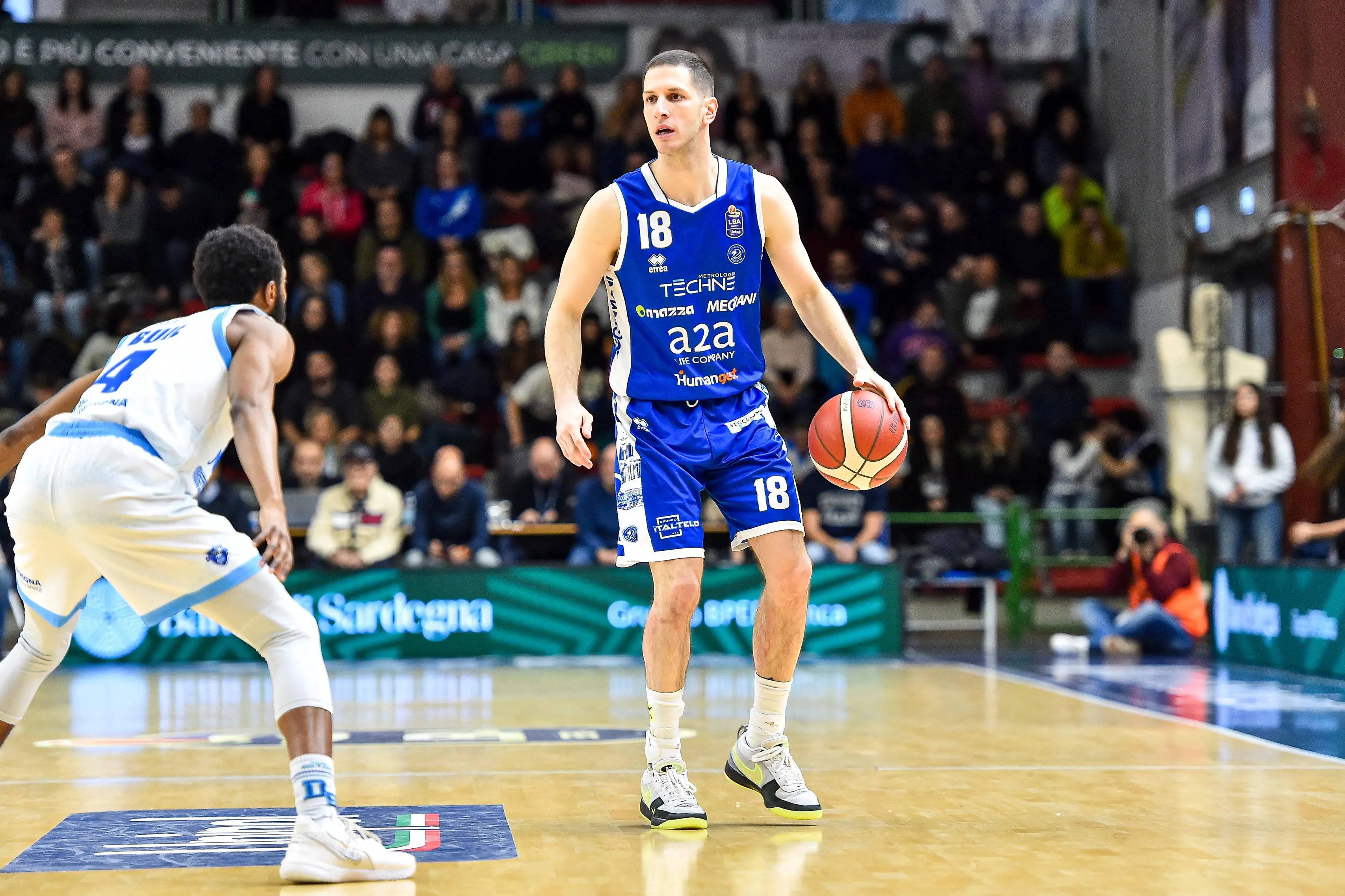 Basket, gli scatti di Sassari-Germani