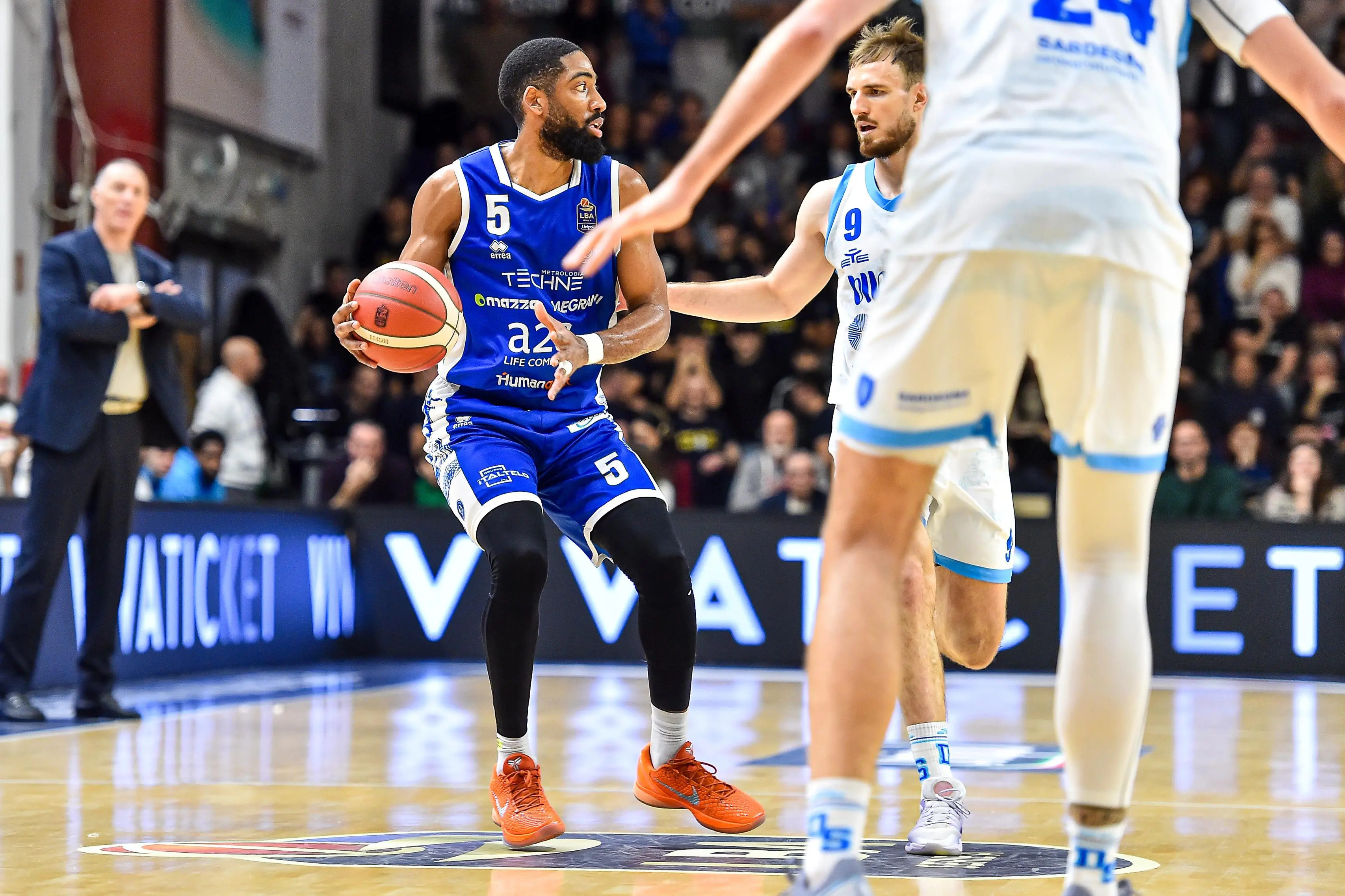 Basket, gli scatti di Sassari-Germani