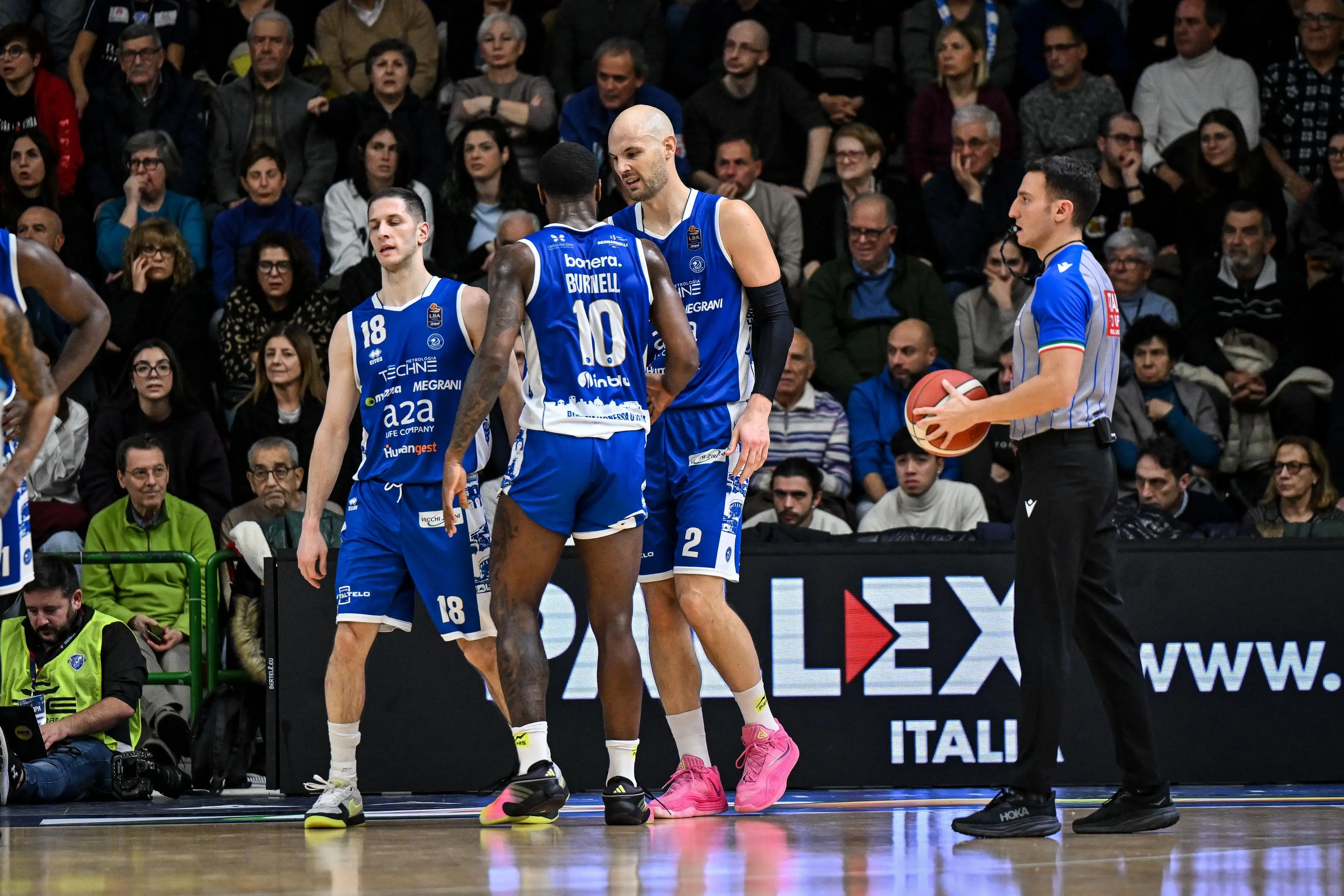 Basket, gli scatti di Sassari-Germani