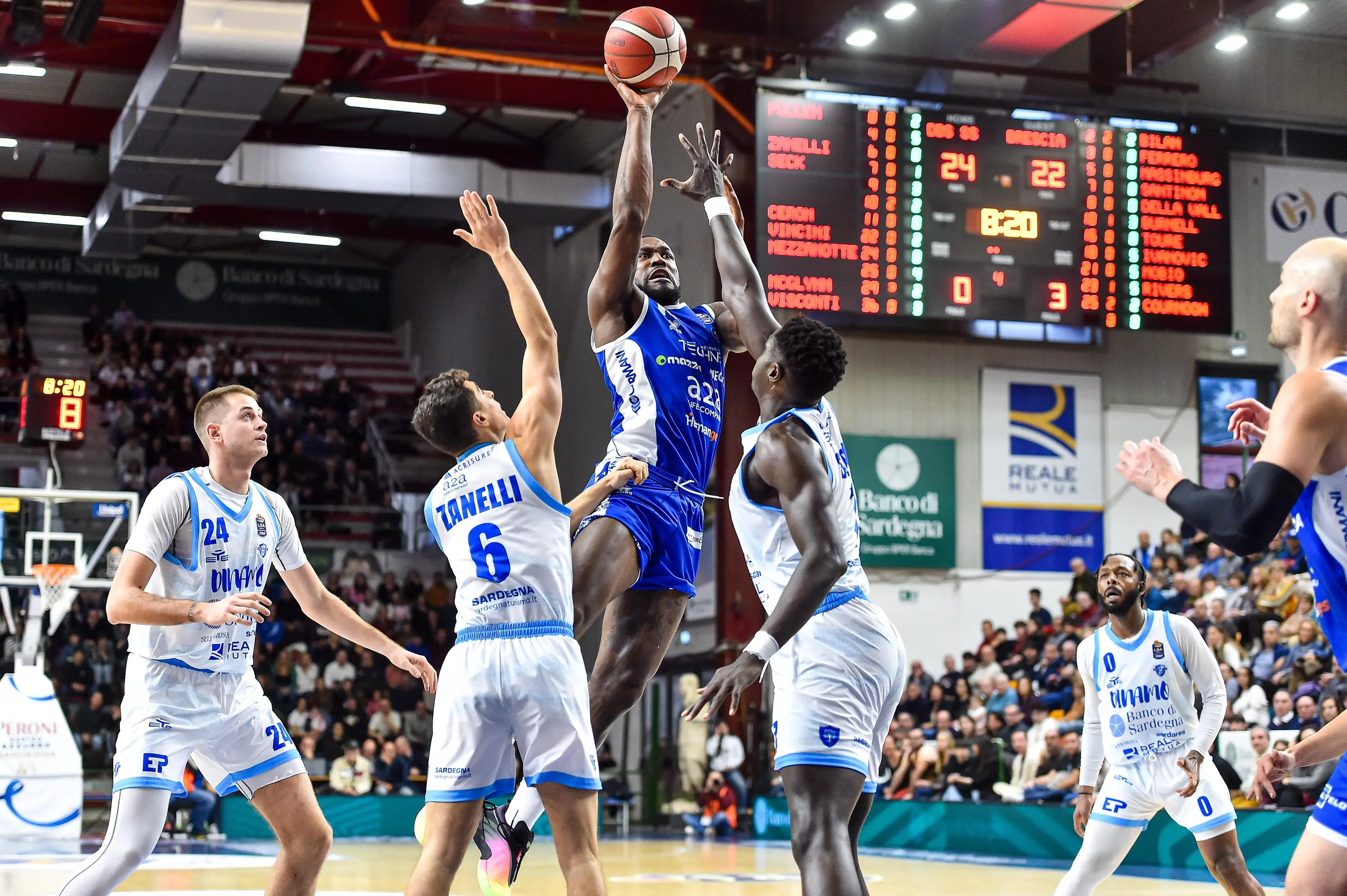 Basket, gli scatti di Sassari-Germani