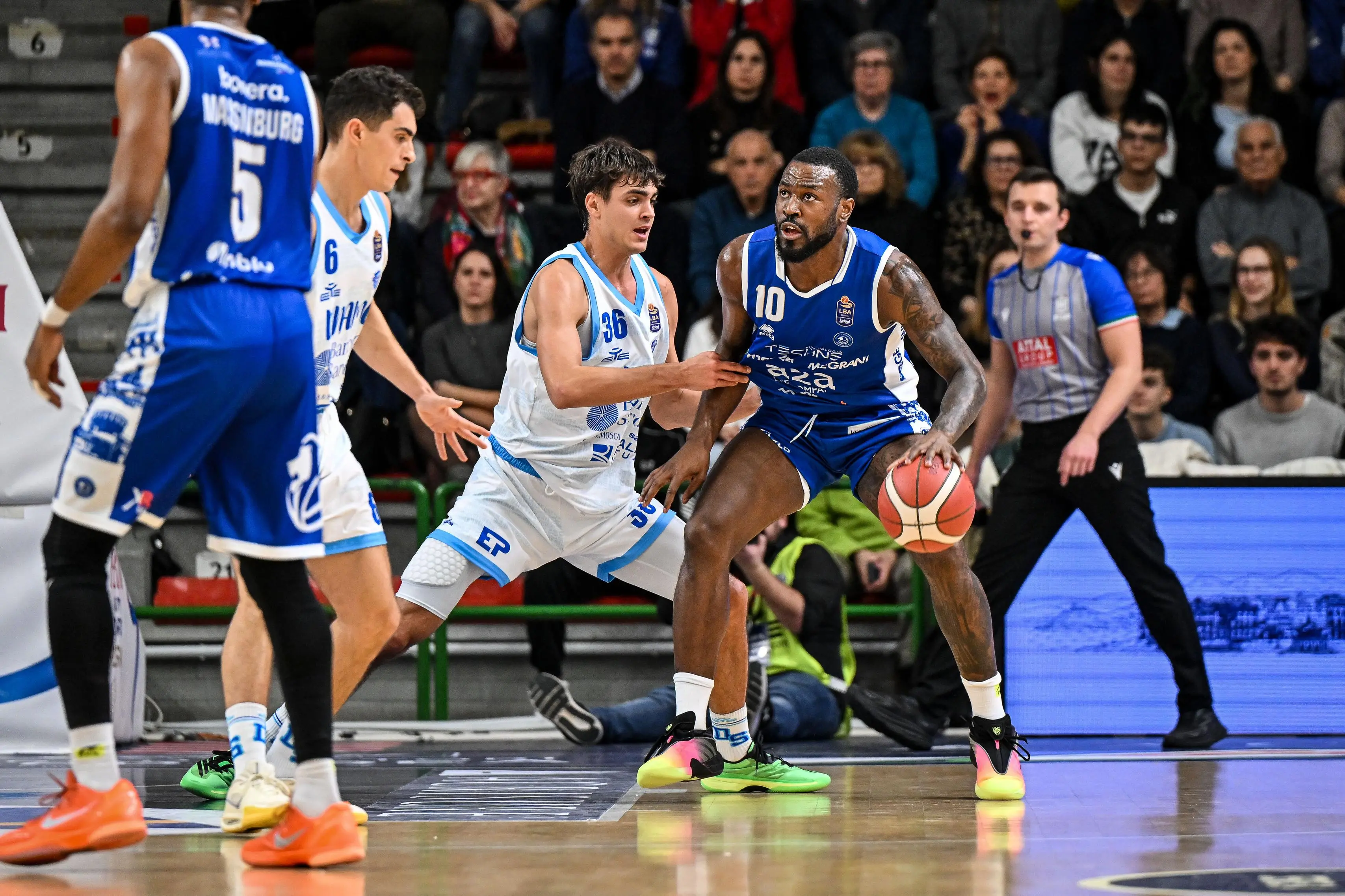 Basket, gli scatti di Sassari-Germani