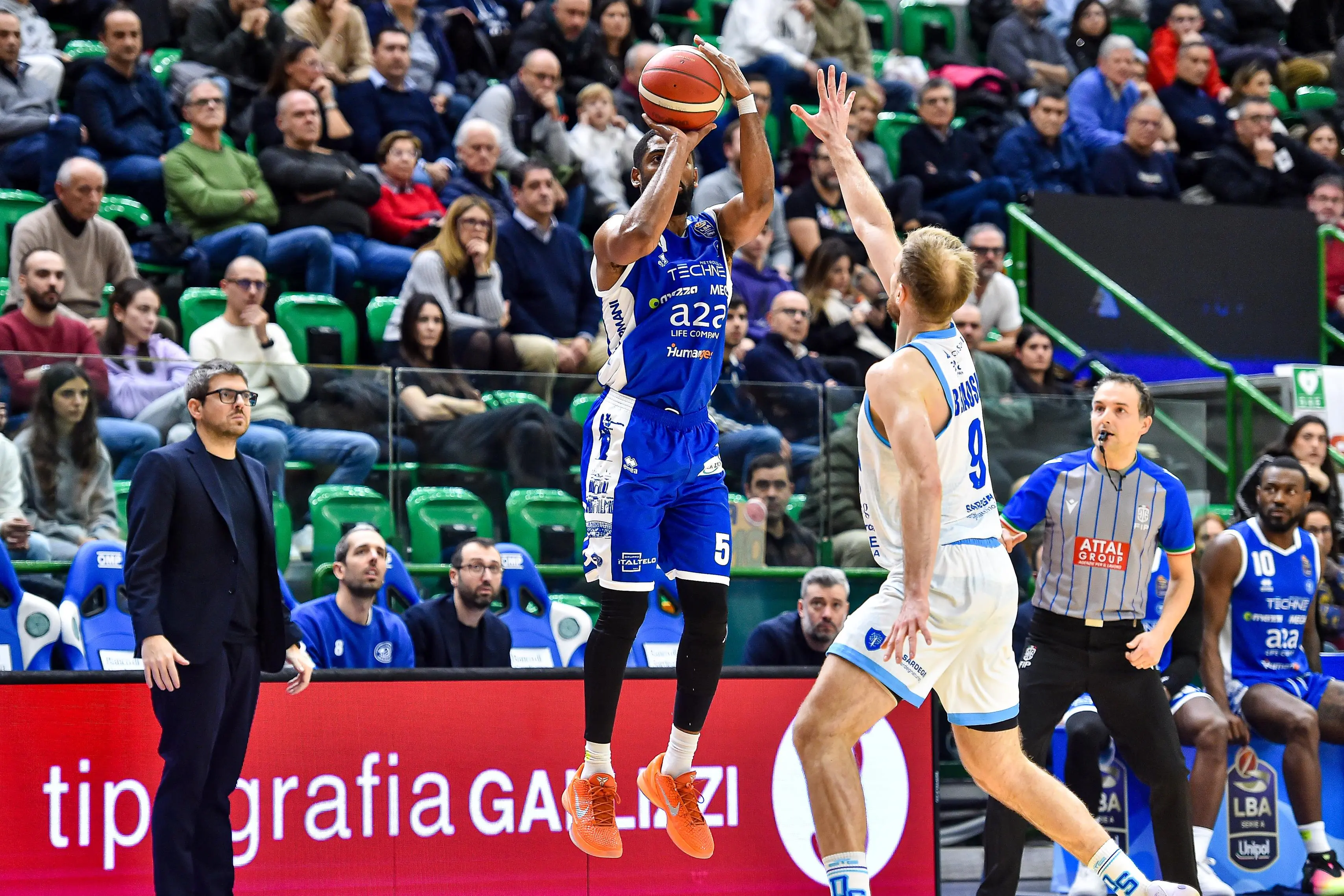 Basket, gli scatti di Sassari-Germani