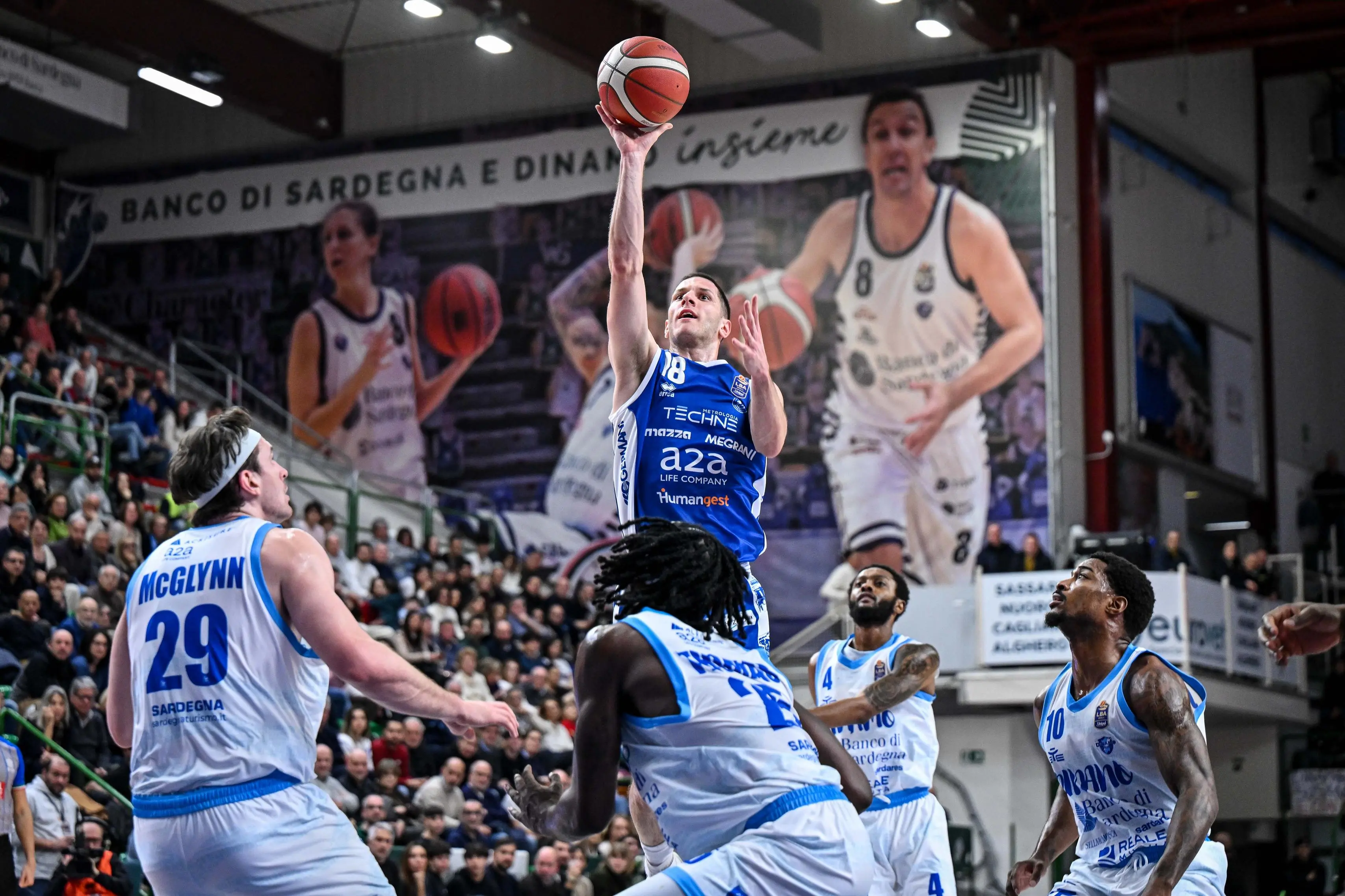 Basket, gli scatti di Sassari-Germani