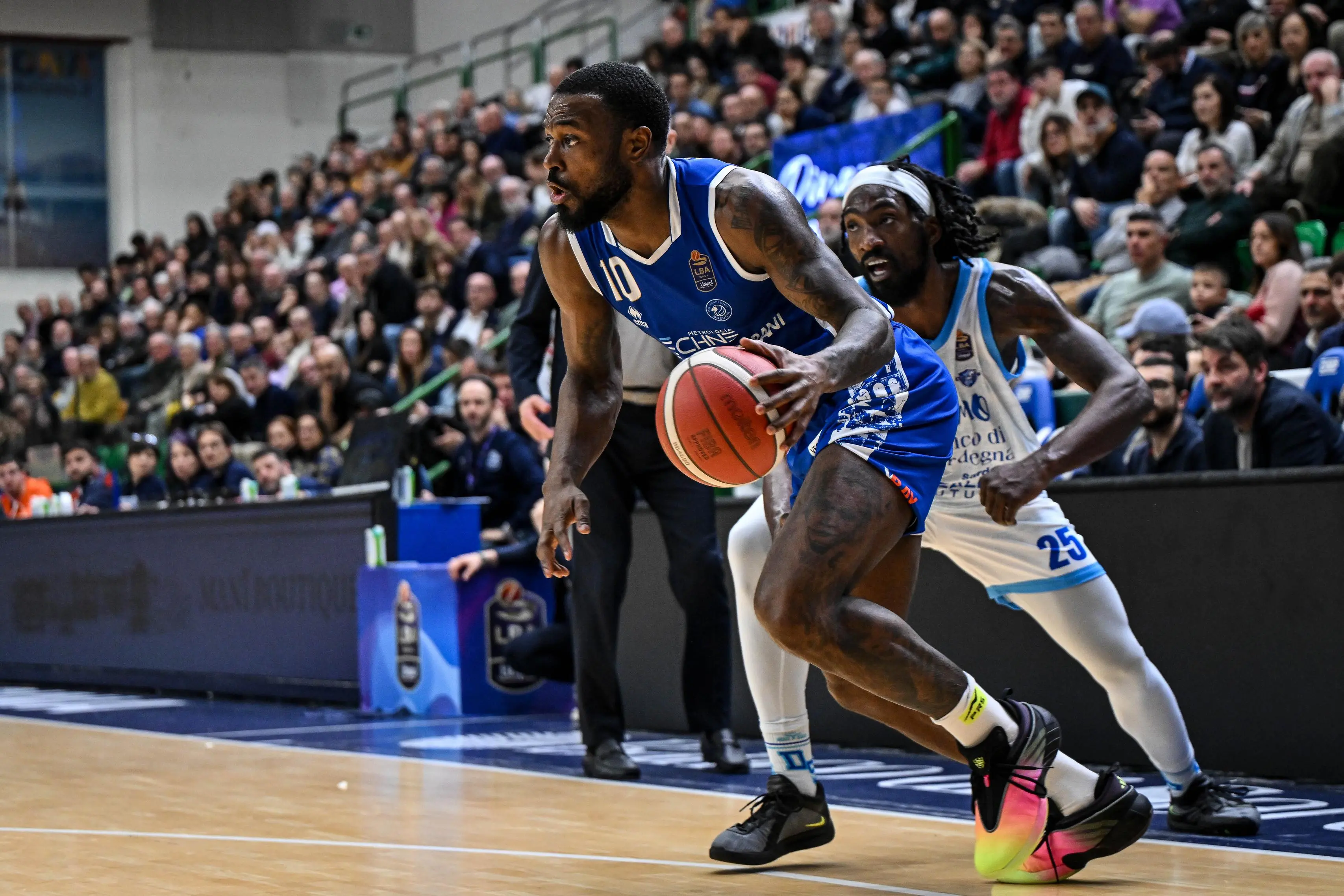 Basket, gli scatti di Sassari-Germani