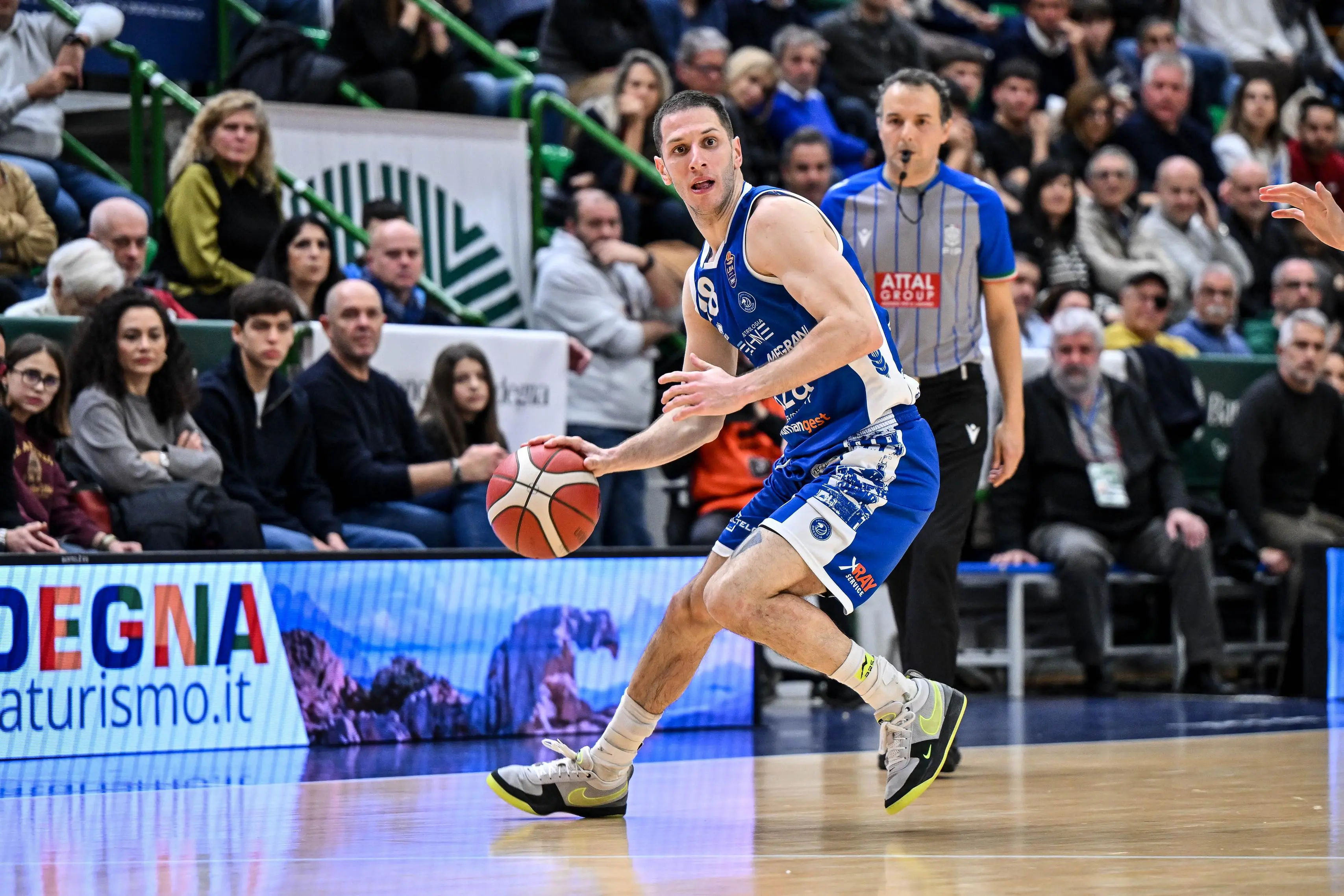 Basket, gli scatti di Sassari-Germani
