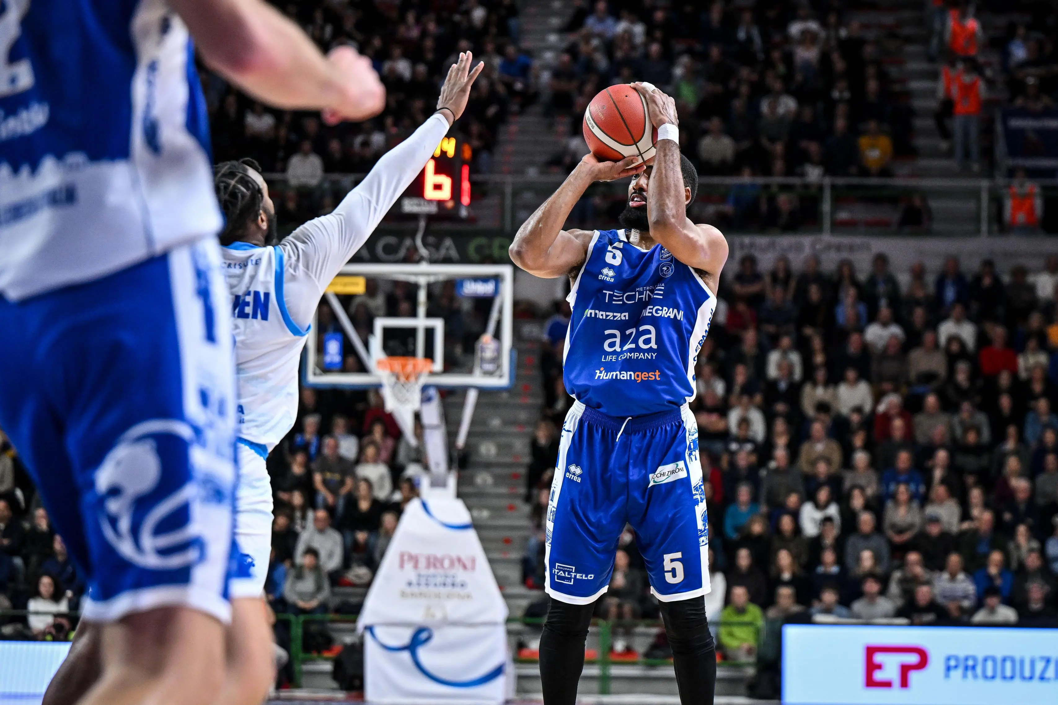 Basket, gli scatti di Sassari-Germani