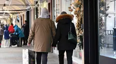 Cappotti e piumini in città: è arrivato davvero il freddo - Foto Marco Ortogni/Neg © www.giornaledibrescia.it