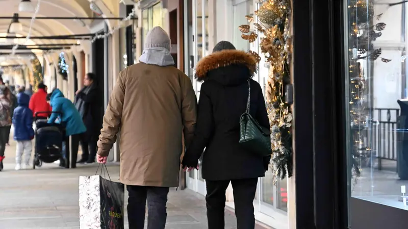 Cappotti e piumini in città: è arrivato davvero il freddo - Foto Marco Ortogni/Neg © www.giornaledibrescia.it