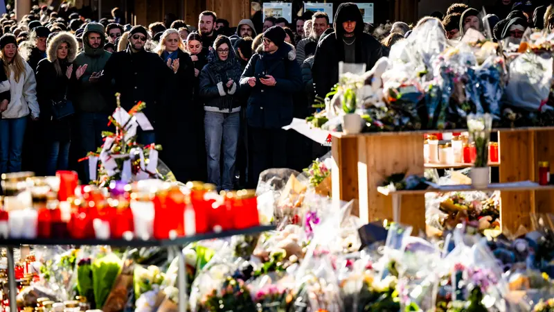 Il momento del tributo alle vittime - Ansa © www.giornaledibrescia.it