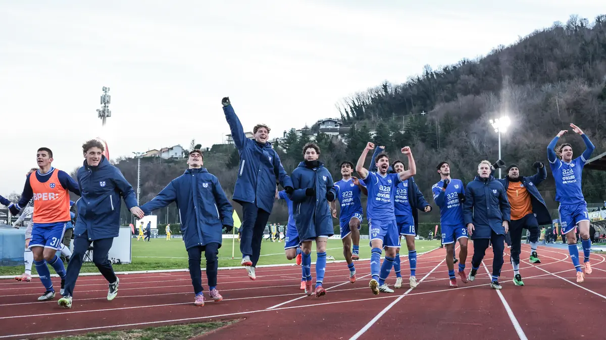 L'esultanza di squadra a fine gara - Foto New Reporter Comincini © www.giornaledibrescia.it