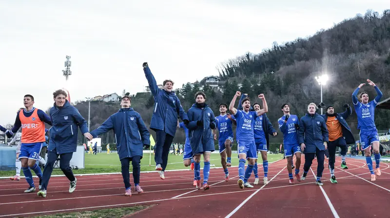 L'esultanza di squadra a fine gara - Foto New Reporter Comincini © www.giornaledibrescia.it