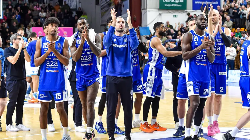 Meritevoli di applausi: i giocatori della Germani - © C.Atzori / Ciamillo-Castoria