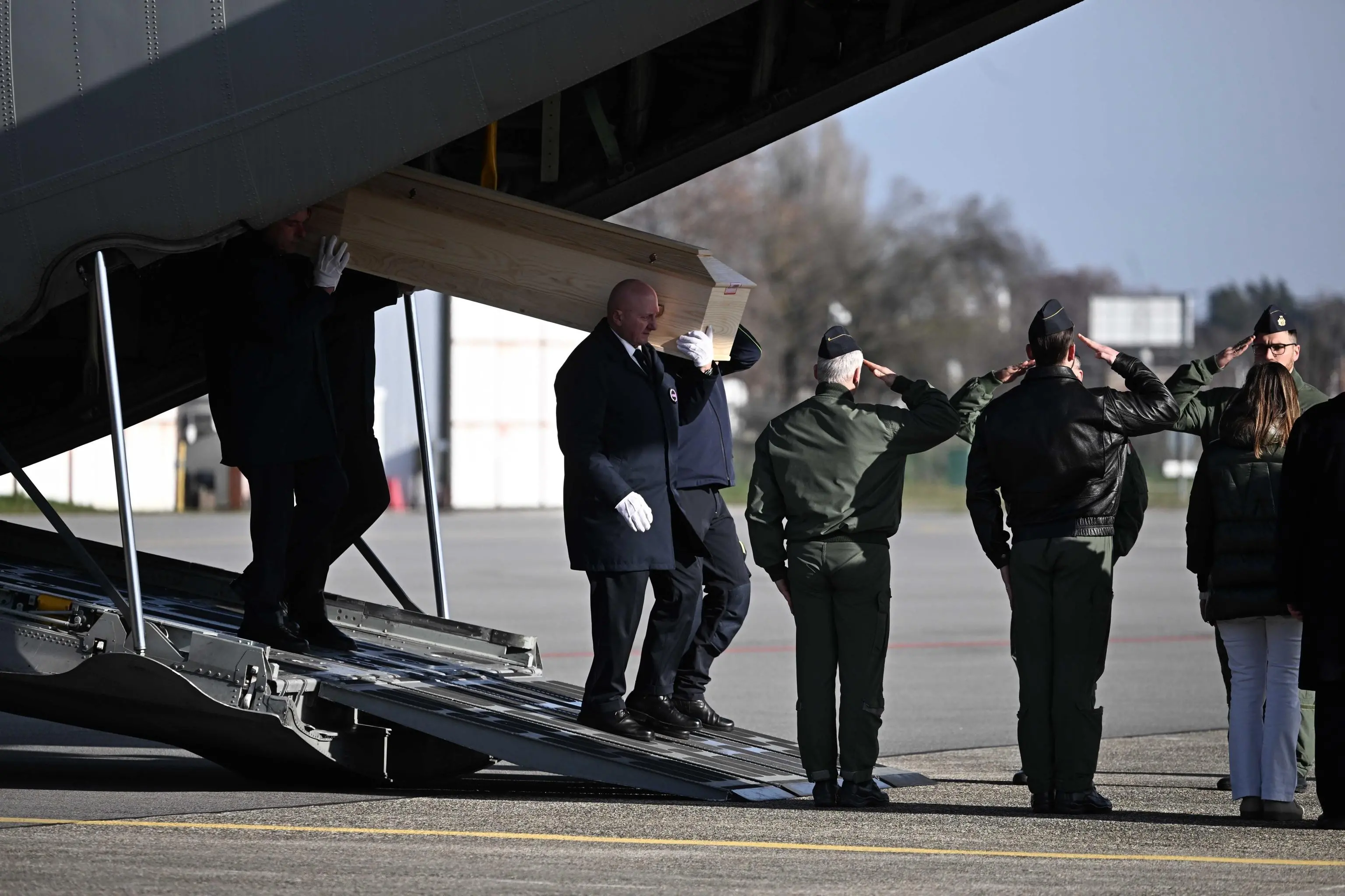L'arrivo del volo di Stato con le 5 salme italiane
