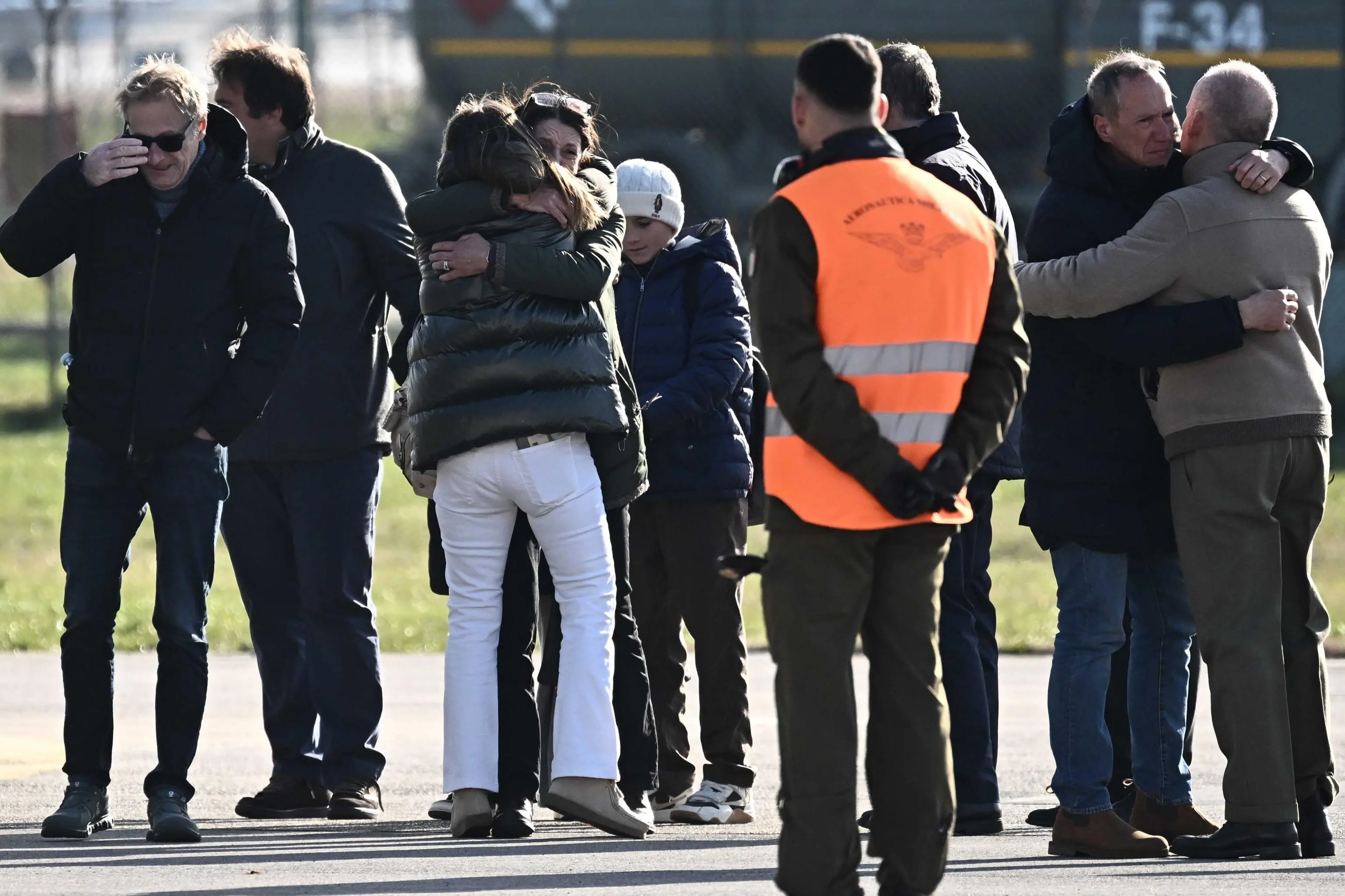 L'arrivo del volo di Stato con le 5 salme italiane