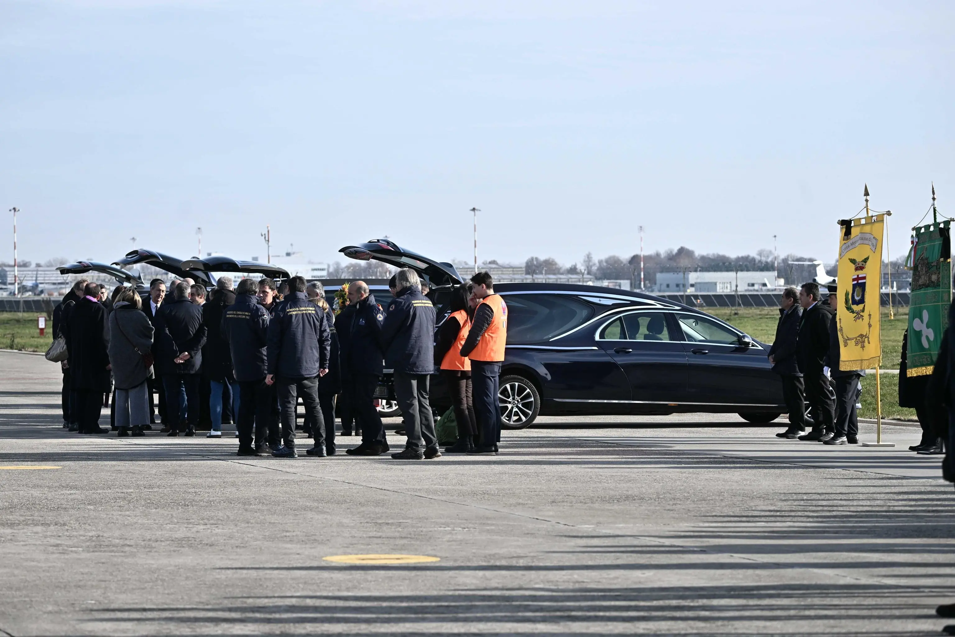 L'arrivo del volo di Stato con le 5 salme italiane