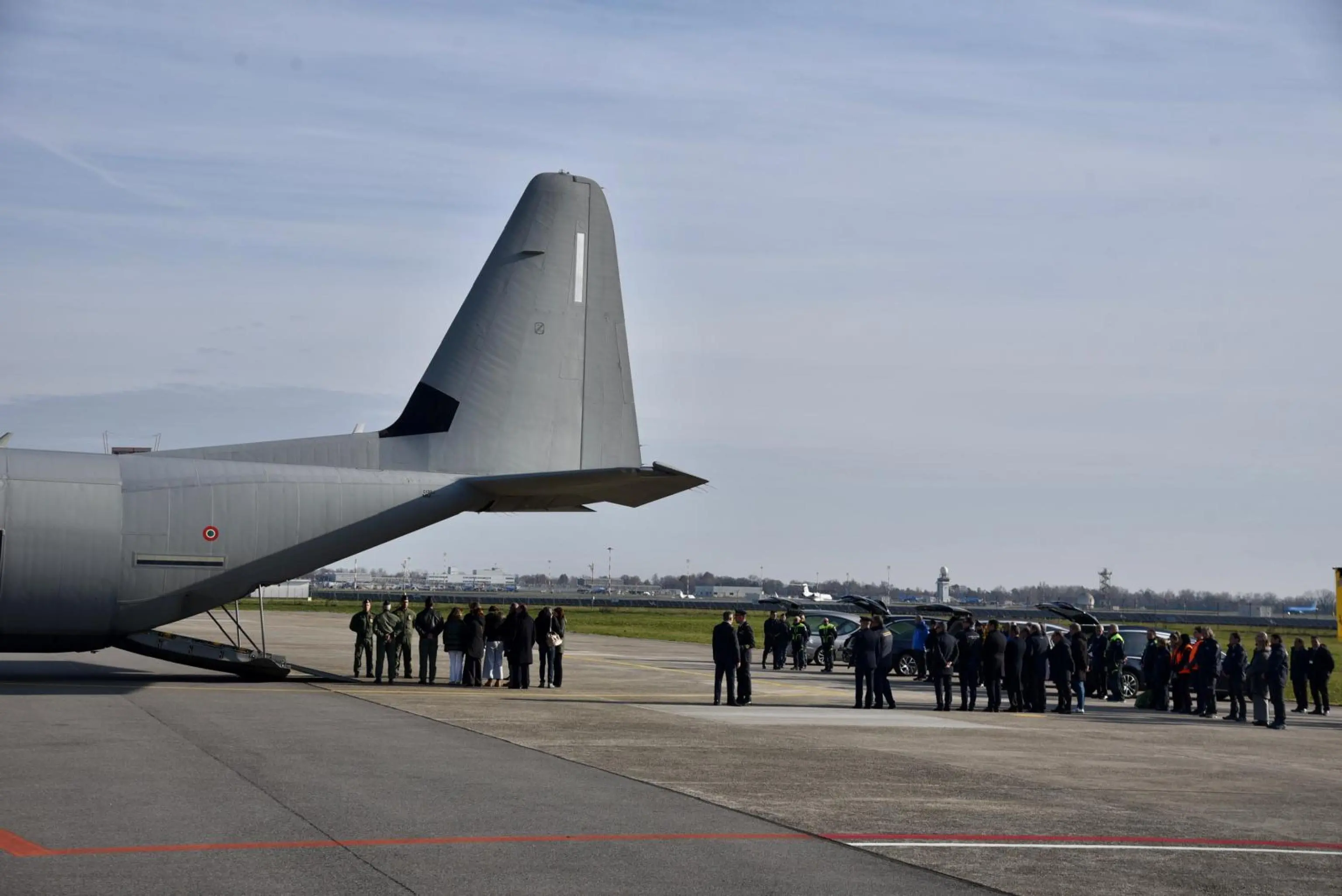 L'arrivo del volo di Stato con le 5 salme italiane