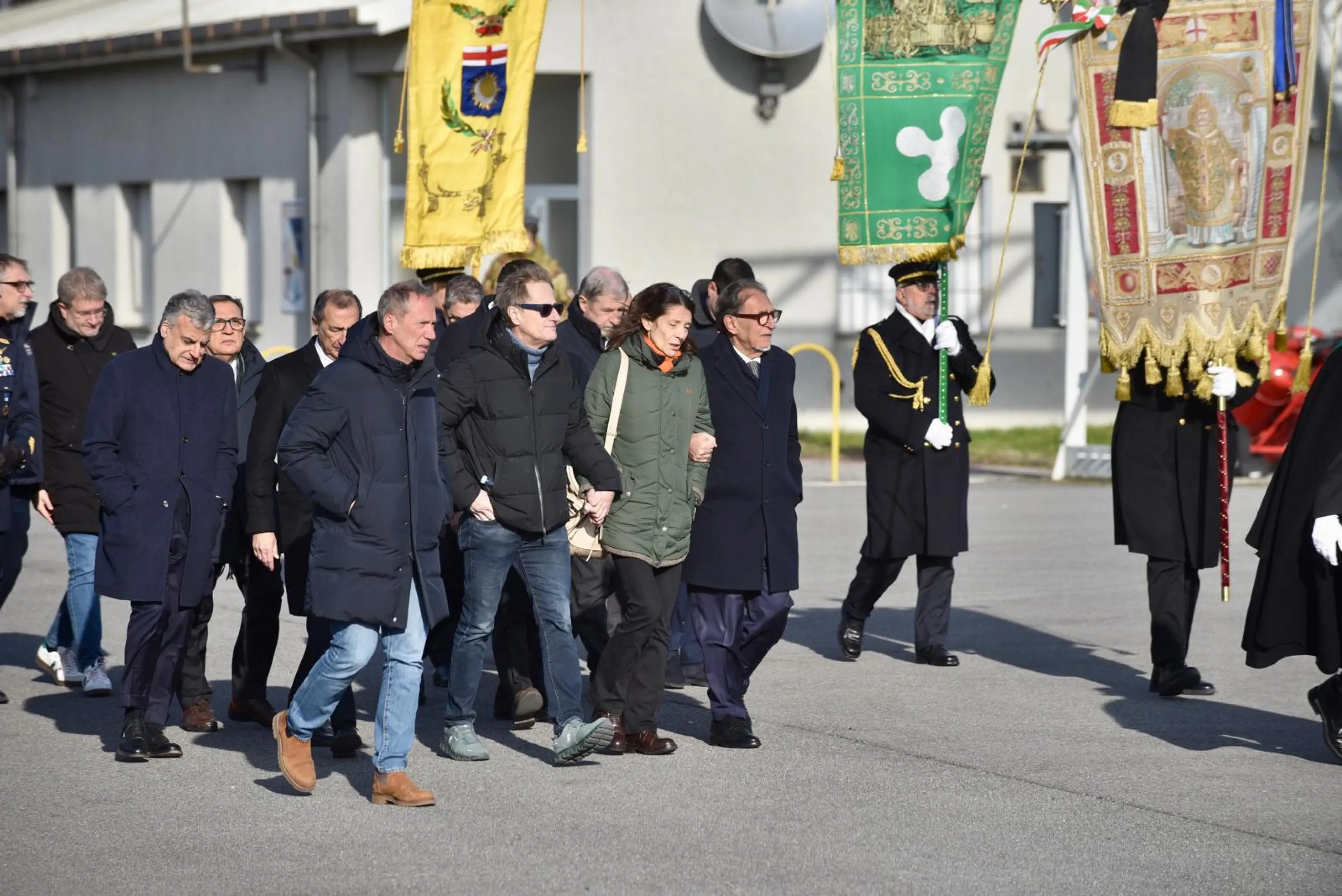 L'arrivo del volo di Stato con le 5 salme italiane