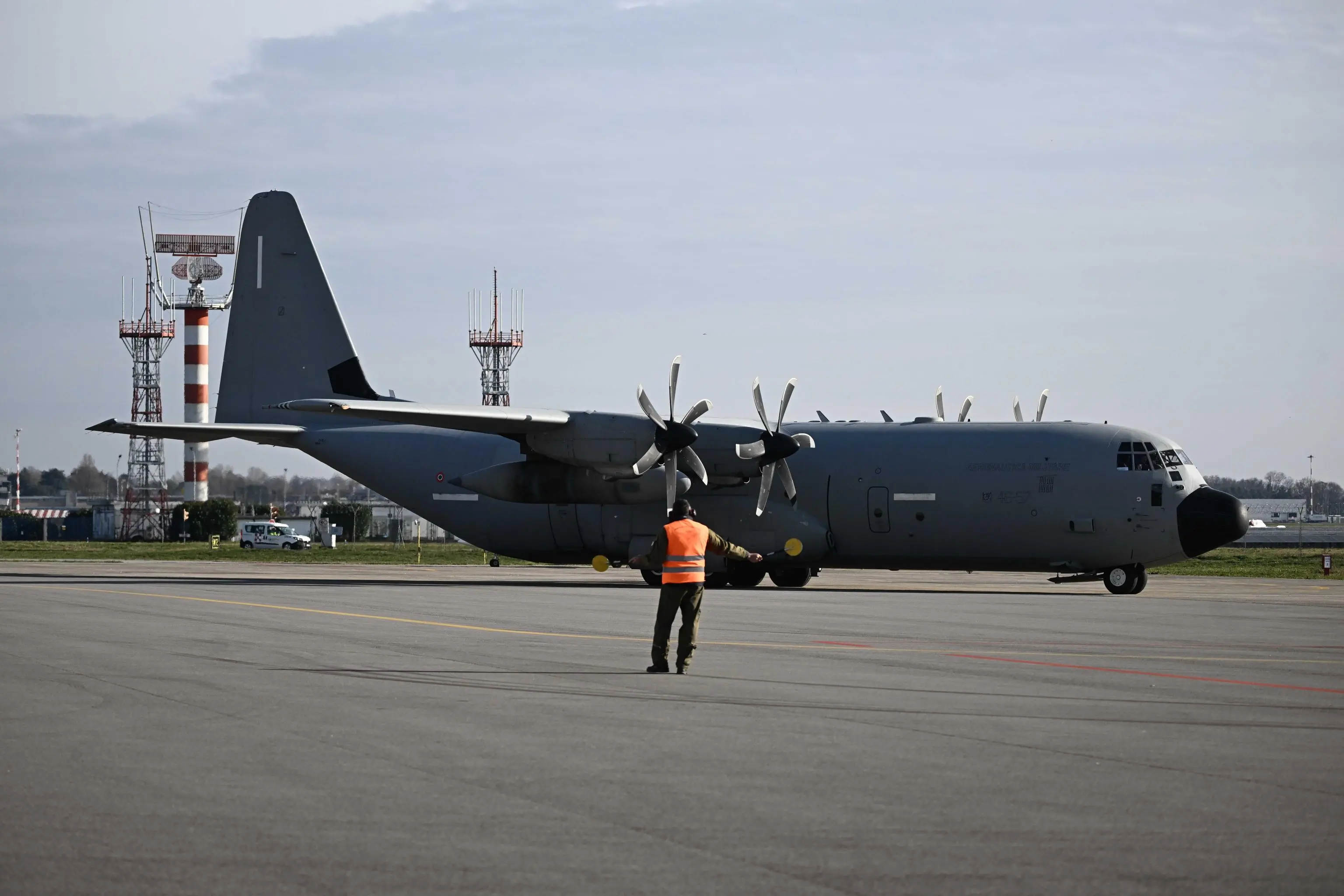 L'arrivo del volo di Stato con le 5 salme italiane