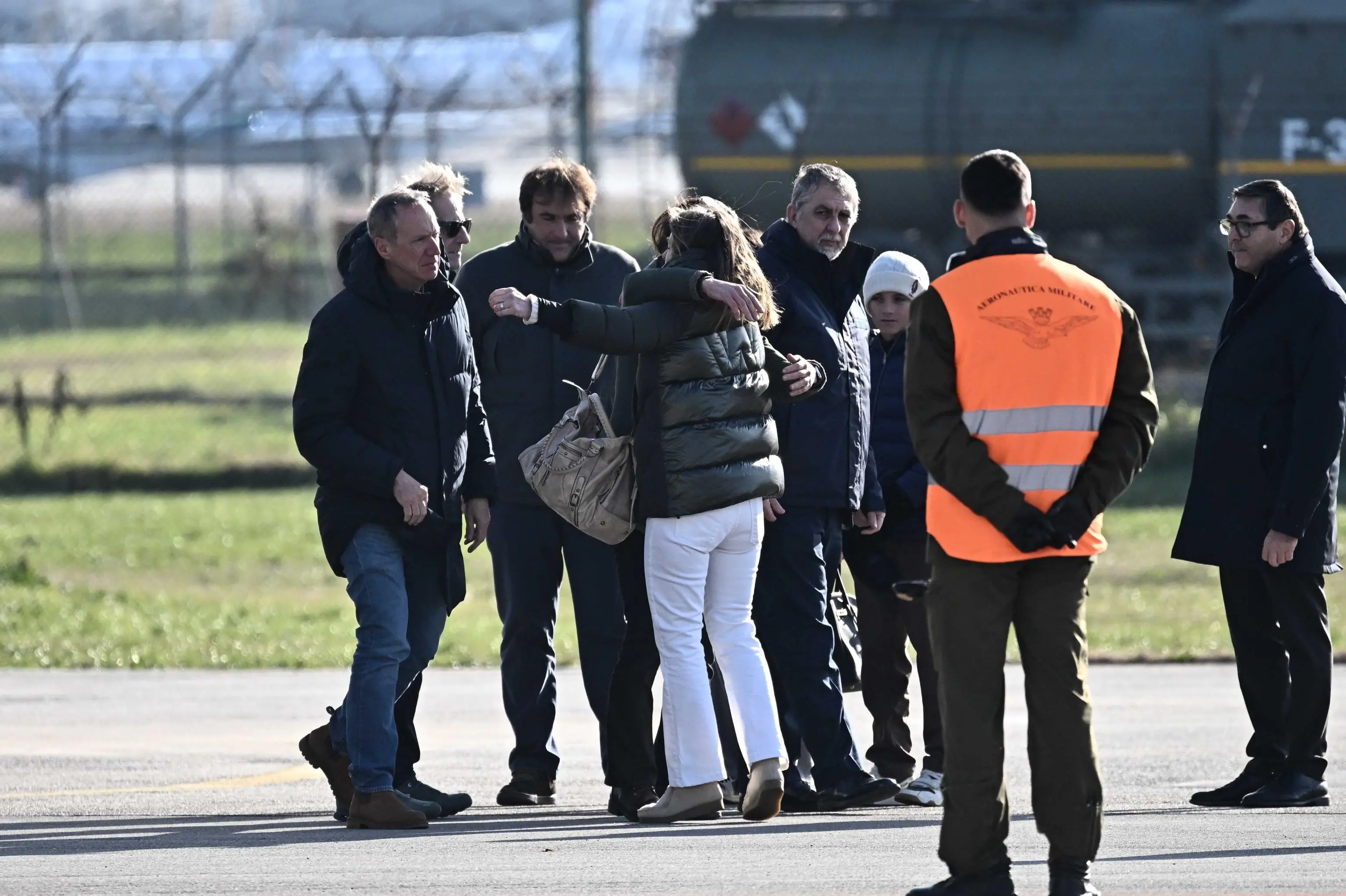 L'arrivo del volo di Stato con le 5 salme italiane