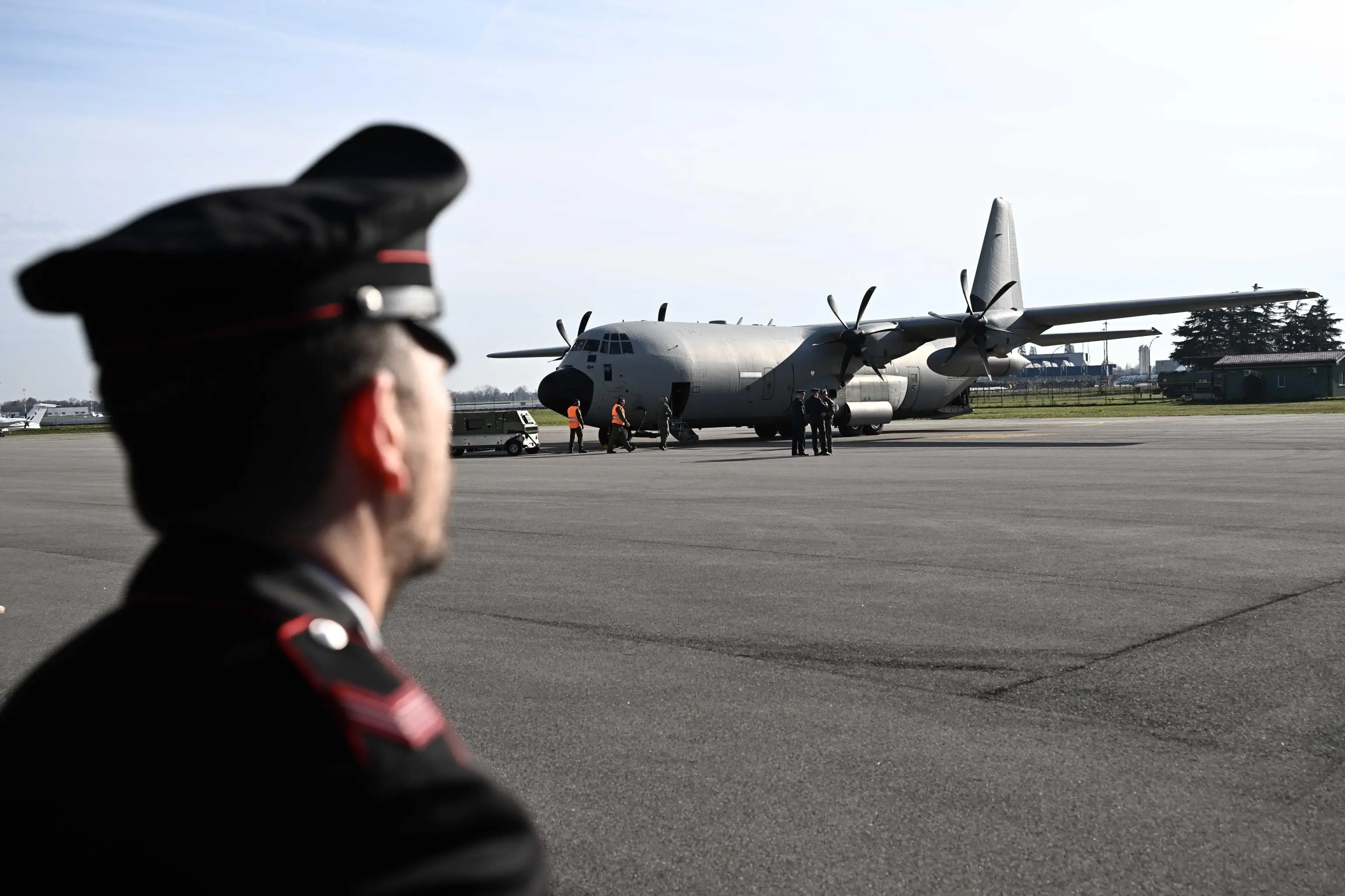 L'arrivo del volo di Stato con le 5 salme italiane