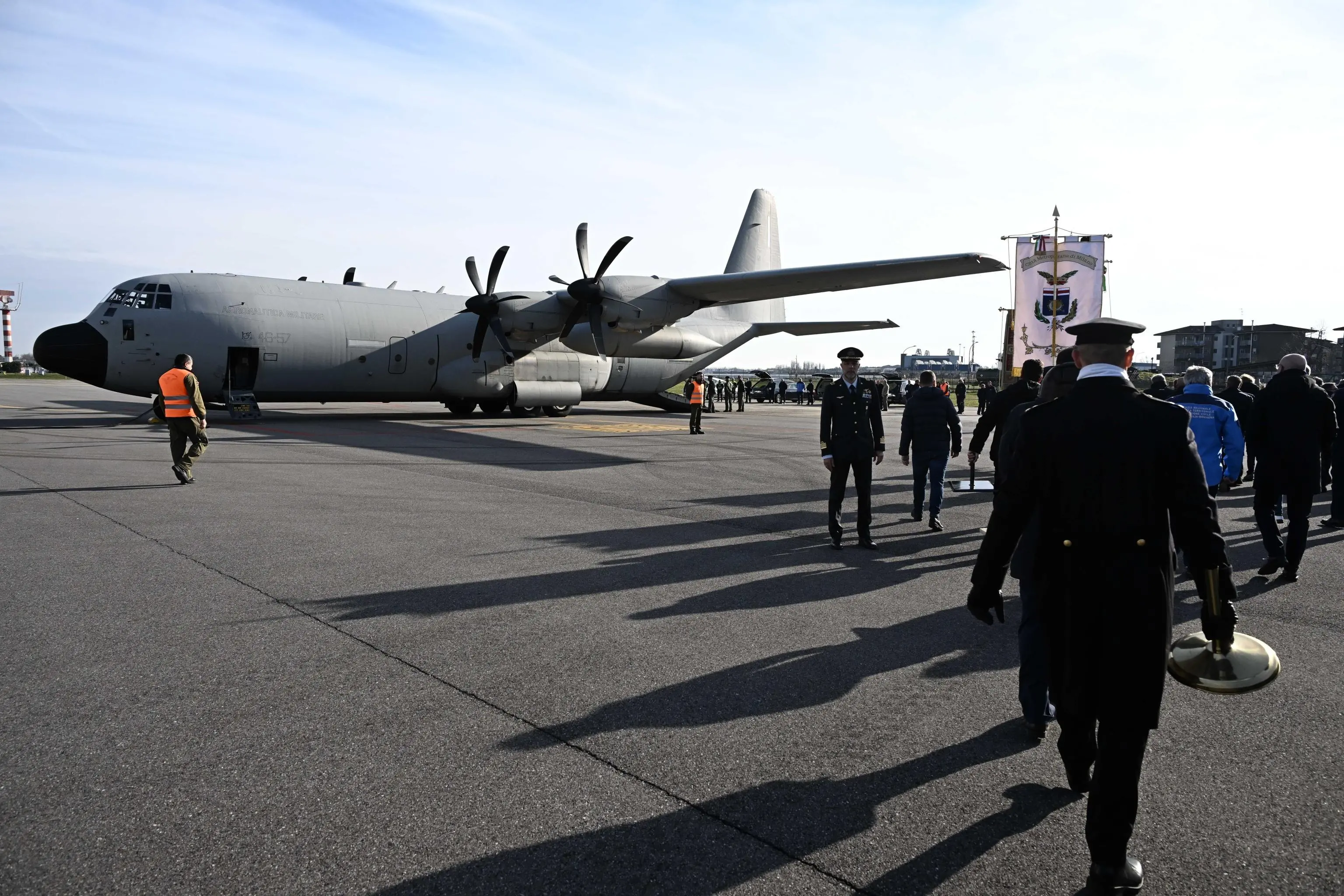 L'arrivo del volo di Stato con le 5 salme italiane