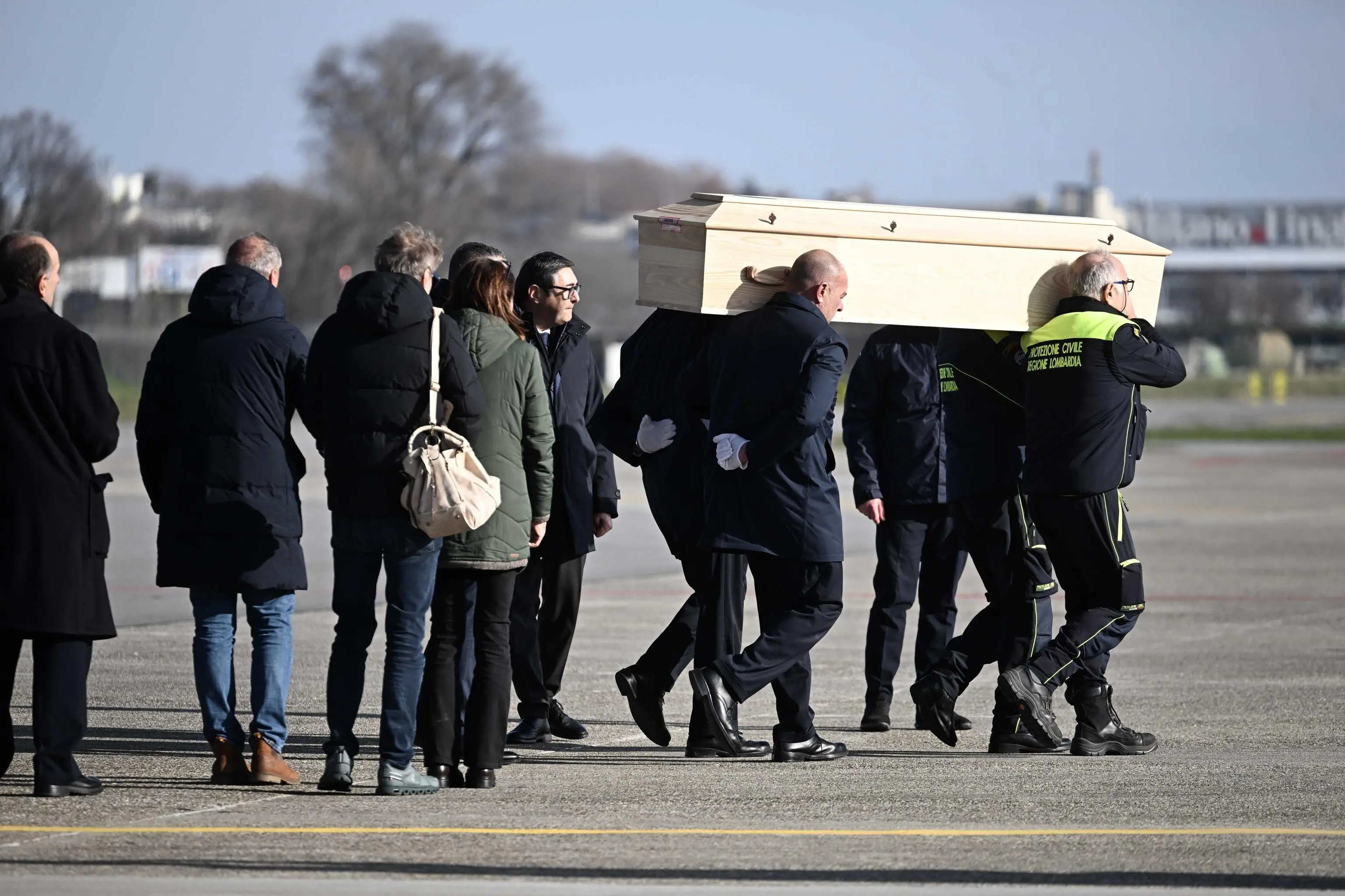 L'arrivo del volo di Stato con le 5 salme italiane