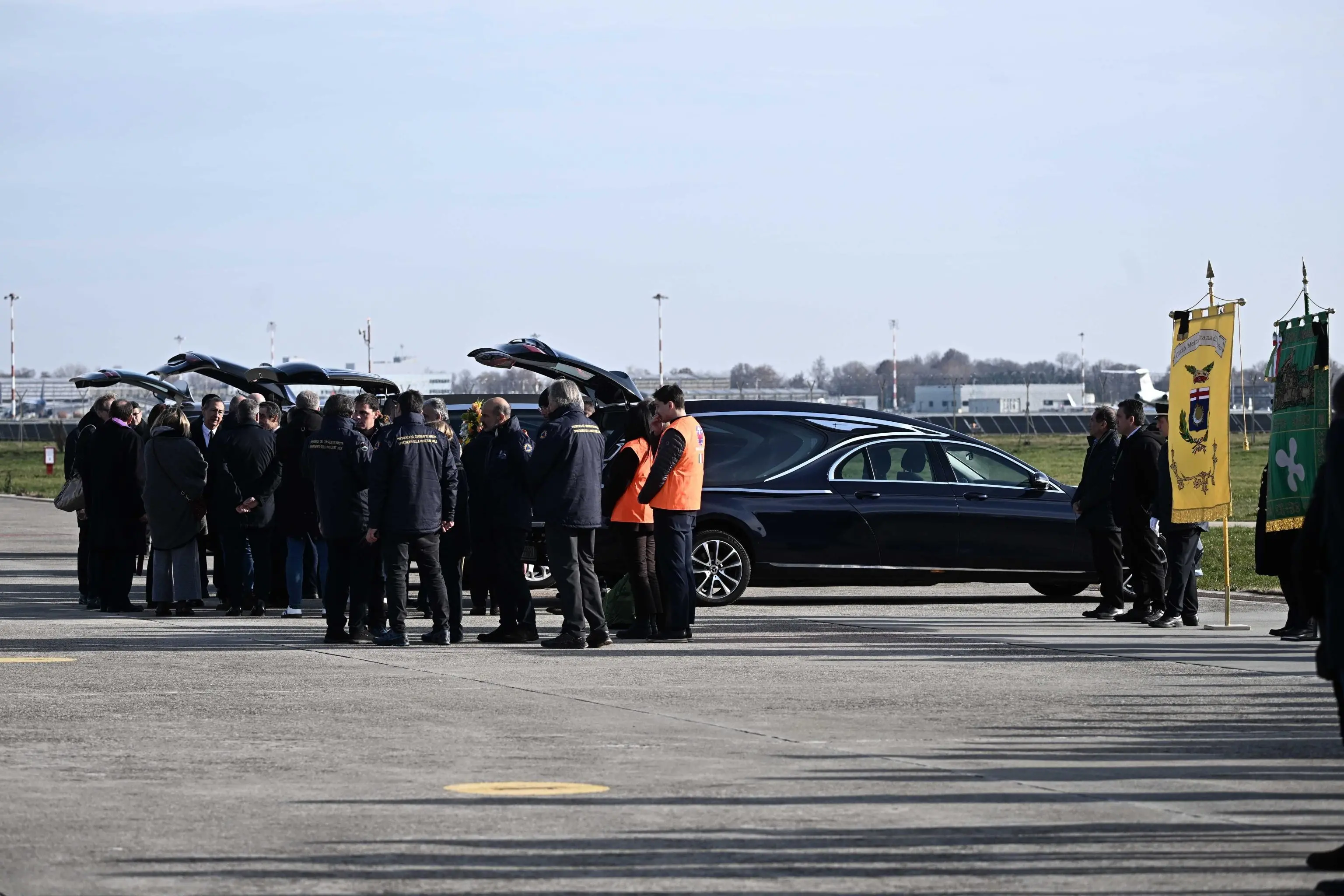 L'arrivo del volo di Stato con le 5 salme italiane