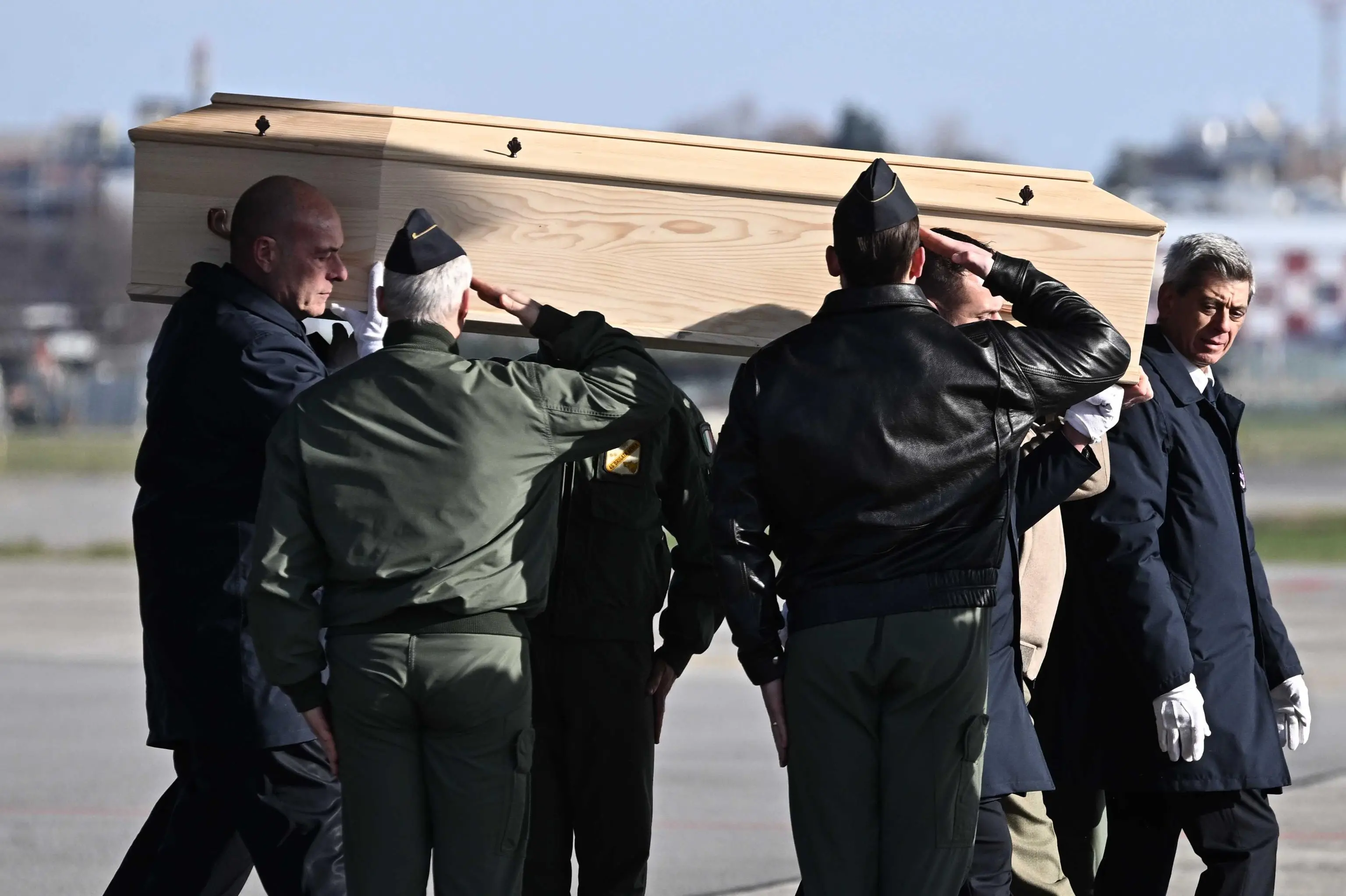 Crans-Montana, il rientro in Italia delle salme degli italiani