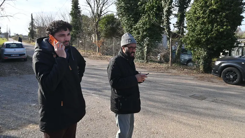 Lo zio e il nonno del piccolo Hamad - Foto Gabriele Strada /Neg © www.giornaledibrescia.it