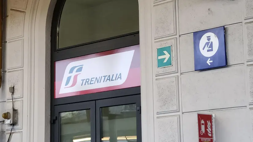 Una telecamera di sorveglianza all'esterno della stazione ferroviaria di Bologna - Foto Ansa © www.giornaledibrescia.it