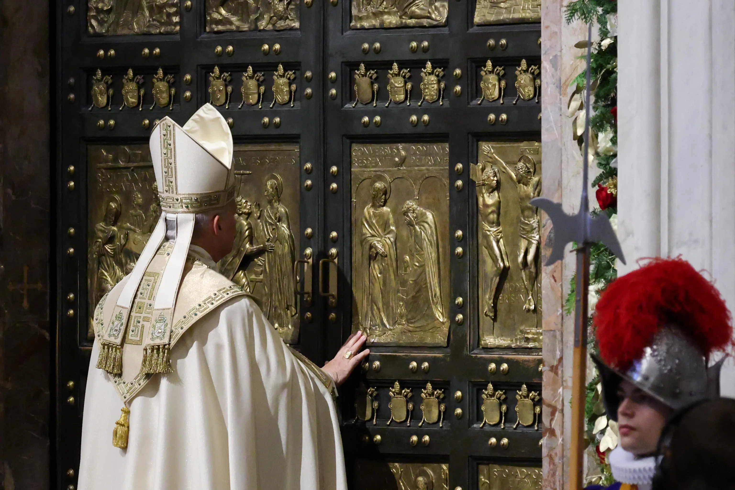 Pope Leo XIV closes the Holy Door of St. Peter’s Basilica on the Feast of the Epiphany, marking the official end of the Jubilee Year 2025, at the Vatican, January 6, 2026. REUTERS/Yara Nardi/Pool