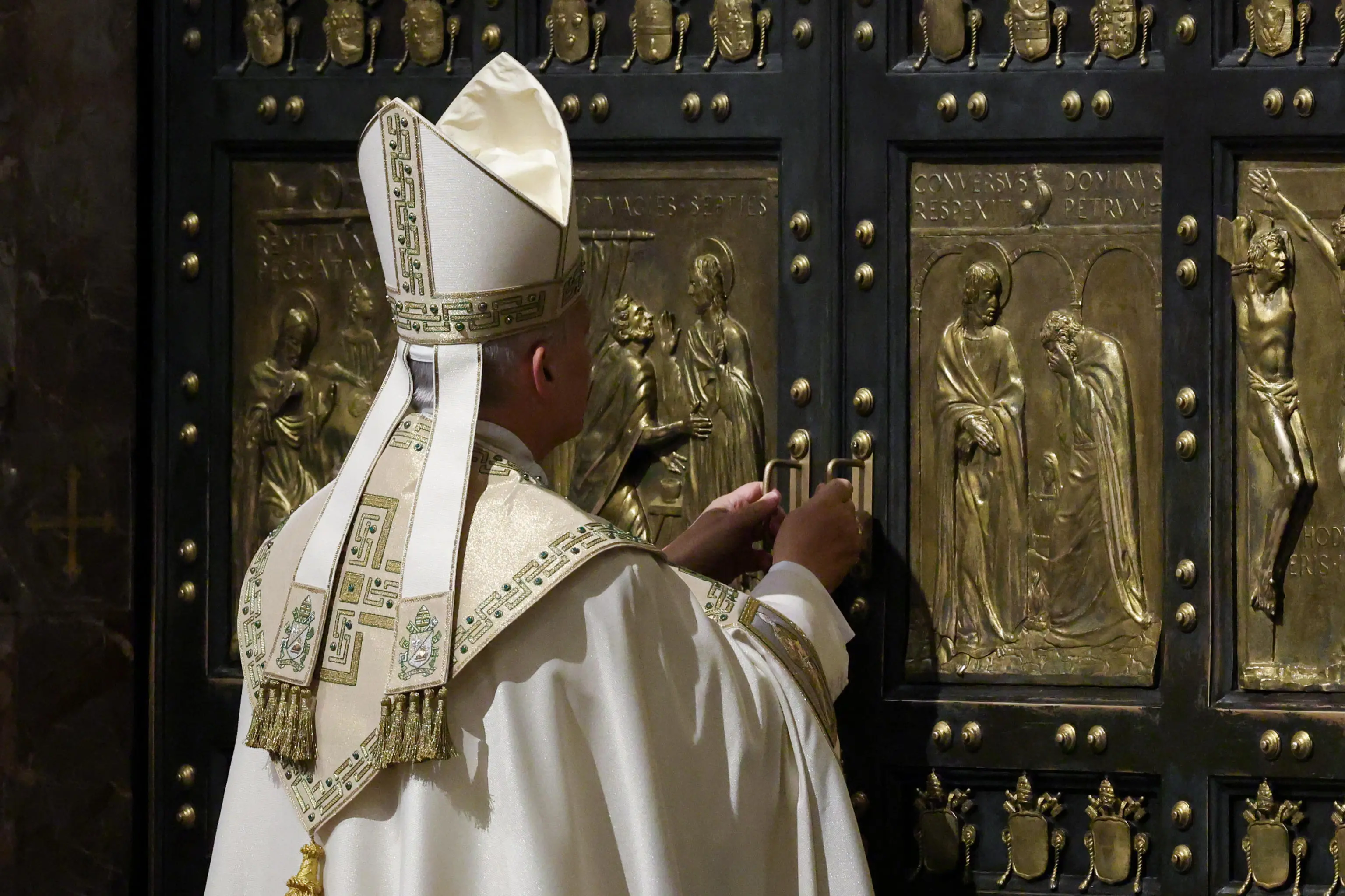 Pope Leo XIV closes the Holy Door of St. Peter’s Basilica on the Feast of the Epiphany, marking the official end of the Jubilee Year 2025, at the Vatican, January 6, 2026. REUTERS/Yara Nardi/Pool