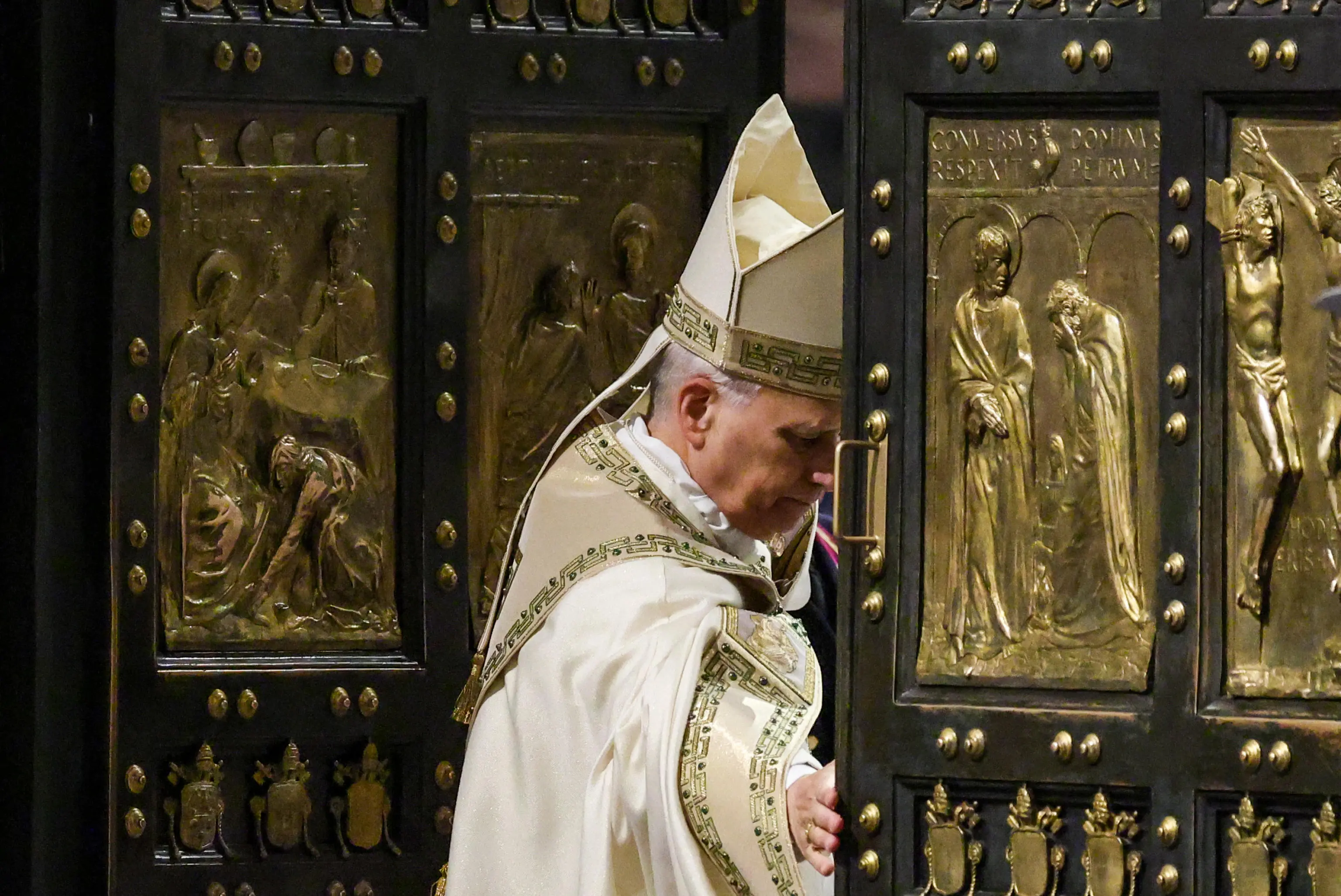 Pope Leo XIV closes the Holy Door of St. Peter’s Basilica on the Feast of the Epiphany, marking the official end of the Jubilee Year 2025, at the Vatican, January 6, 2026. REUTERS/Yara Nardi/Pool