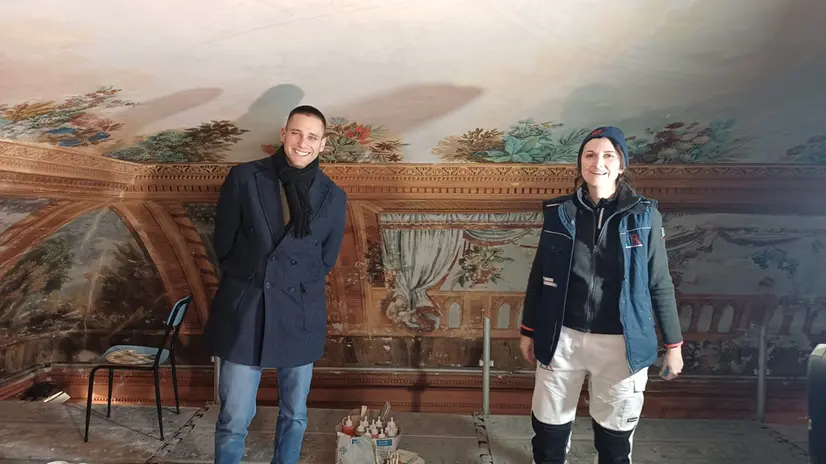 L'assessore con la restauratrice - © www.giornaledibrescia.it