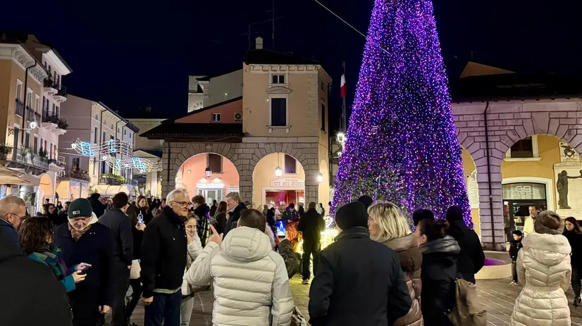 Turisti a Desenzano - © www.giornaledibrescia.it