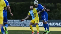 Un colpo di testa di Luigi Silvestri - Foto New Reporter Comincini © www.giornaledibrescia.it