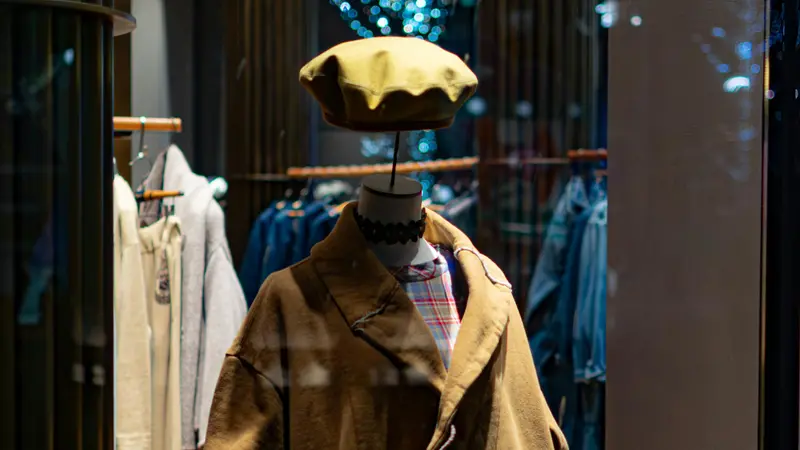 Cappelli, cappotti, maglioni: cosa acquistare con i saldi invernali